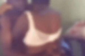 Casal colado durante ato sexual: confusão entre cola e lubrificante intimo
