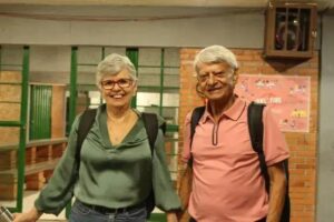 Casal de idosos volta aos estudos e inspira comunidade em Minas Gerais