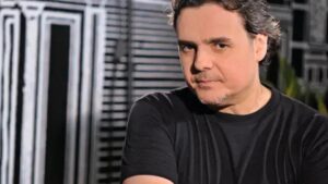 Cássio Gabus Mendes esclarece curtida em crítica à novela 'Vale Tudo'