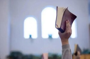 Censo 2022: Recorde de evangélicos e menor índice de católicos na história