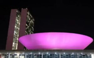 Congresso Nacional se ilumina de rosa para conscientização sobre a LAM