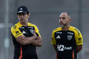 Cristiano Nunes ( esquerda) foi substitudo por Rafael Seguins ( direita) na preparao fsica do Atltico (foto: Pedro Souza/Atltico)