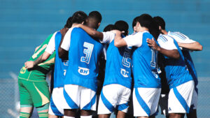 Jogadores do Cruzeiro reunidos em campo para duelo pelo Campeonato Brasileiro Sub-20 (foto: Gustavo Martins/Cruzeiro)