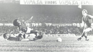 Jogadores de Cruzeiro e Bayern, no Mineiro, na final da Copa Intercontinental de 1976 (foto: Arquivo Estado de Minas)