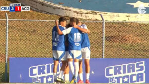Jogadores do Cruzeiro comemorando gol sobre Atltico-GO no Brasileiro Sub-20 (foto: Reproduo/TV Cruzeiro)