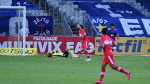 Lo Gamalho marcou os dois gols do CRB na vitria por 2 a 0 sobre o Cruzeiro, na ida da terceira fase da Copa do Brasil de 2020 (foto: Alexandre Guzanshe/EM/D.A Press)