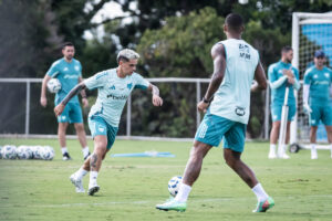 Fagner, lateral-direito do Cruzeiro, em treinamento na Toca da Raposa 2 (foto: Gustavo Aleixo/Cruzeiro)