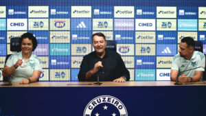 Brbara Fonseca, diretora de futebol feminino do Cruzeiro, Pedro Loureno, scio majoritrio da SAF, e Jonas Urias, tcnico (foto: Gustavo Martins/Cruzeiro)