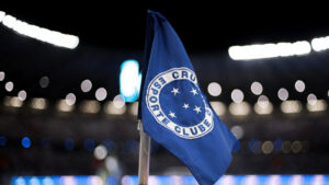Bandeirinha do Cruzeiro no Mineiro, em Belo Horizonte (foto: Gustavo Martins/Cruzeiro)