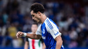 Juan Dinenno, atacante, com a camisa do Cruzeiro (foto: Gustavo Aleixo/Cruzeiro)