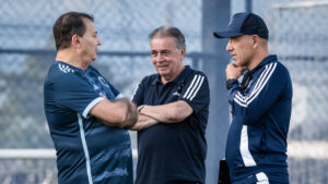 Pedro Loureno, scio majoritrio da SAF do Cruzeiro, Paulo Pelaipe, diretor executivo, e Leonardo Jardim, tcnico, integram o departamento de futebol do clube, alm do vice-presidente Pedro Jnio (foto: Gustavo Aleixo/Cruzeiro)