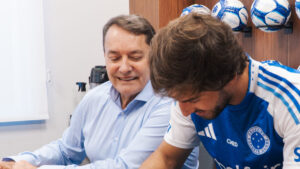 Lucas Silva, volante do Cruzeiro, renovou contrato at o fim de 2027 (foto: Matheus de Morais/Cruzeiro)