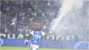Raposinho celebrando triunfo do Cruzeiro sobre o Palmeiras no Mineiro (foto: Ramon Lisboa/EM/D.A. Press)