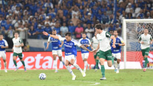 Jogadores de Cruzeiro e Palmeiras no Mineiro, em confronto pela 11 rodada do Campeonato Brasileiro (foto: Ramon Lisboa/EM/D.A. Press)