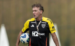 Cuca, tcnico do Atltico, durante treinamento na Cidade do Galo (10/6) (foto: Pedro Souza/Atltico)