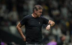 Tcnico Cuca, do Atltico, olha para o relgio (foto: Pedro Souza/Atltico)