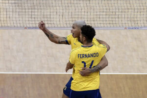 Darlan e Cachopa comemoram ponto da Seleo contra o Ir (foto: Mauricio Val/FV Imagem/CBV)