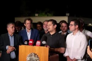 Davi Alcolumbre propõe revisão de isenções tributárias após reunião com Haddad