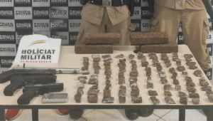 Polícia encontra drogas e armas em casa abandonada na zona rural de São José da Safira | Vales de Minas Gerais