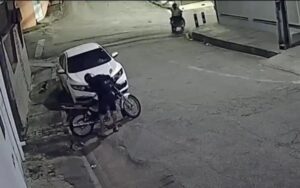 Dupla furtou motocicleta em menos de 20 segundos em Ipatinga