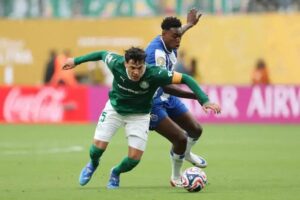 Gustavo Gómez em disputa no Mundial