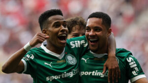 Estvo e Vitor Roque comemoram gol do Palmeiras (foto: Cesar Greco/Palmeiras)
