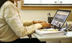 Estudo revela precariedades do trabalho remoto em plataformas digitais