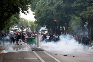 Imagem de conflito entre polcia e torcedores do PSG em Paris (foto: Romain Perrocheau/AFP)