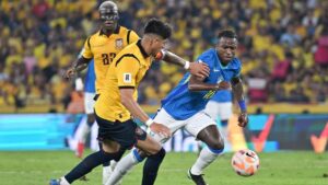 Hincapi em dividida com Vincius Jnior durante Equador x Brasil (foto: MARCOS PIN/AFP)