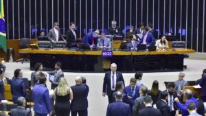 Hugo Motta descarta compromisso com aprovação de MP sobre IOF