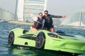 Hulk aproveita férias em Dubai pilotando 'carro aquático'
