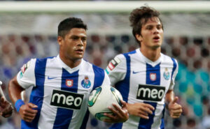Hulk e Klber durante comemorao de gol do Porto no Campeonato Portugus de 2011/2012 (foto: Jos Manuel Ribeiro/REUTERS)