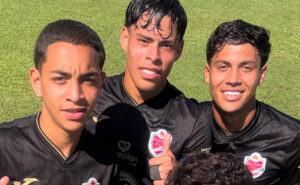 Ian ngelo ( direita) sorri para foto com companheiros de Ibrachina aps goleada sobre o Unio So Joo, pelo Campeonato Paulista Sub-17 (foto: Reproduo/Instagram/Ibrachina)
