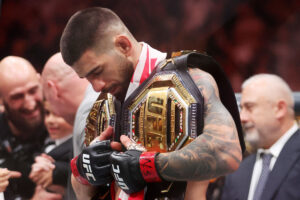 Ilia Topuria, que nocauteou Charles do Bronx e conquistou cinturo no UFC (foto: Ian Maule/Getty Images via AFP)
