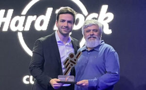 Instituto Galo foi premiado em evento que reconhece projetos sociais no meio do futebol (foto: Reproduo/Instituto Galo)