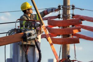 Cemig abre concurso público com 150 vagas para eletricistas em Minas Gerais; salário é de R$ 4,3 mil | Vales de Minas Gerais