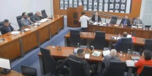 Ipatinga aprova reajuste de 0,43% para professores e gera controvérsia