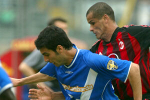 Guardiola, com a camisa do Brescia, em disputa com Rivaldo, ento atacante do Milan, em 2003 (foto: FELICE CALABRO/AFP)