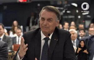 Jair Bolsonaro faz convite inusitado a Moraes durante depoimento no STF