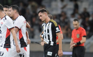 Joo Marcelo, atacante do Atltico, se lamenta durante empate com o Vitria no Mineiro (foto: Alexandre Guzanshe/EM/D.A. Press)