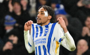 Atacante brasileiro Joo Pedro comemora gol pelo Brighton na Premier League (foto: Glyn Kirk/AFP)