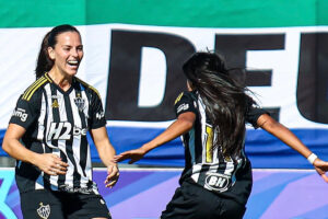 Jogadoras do Atltico comemoram gol sobre o Minas Braslia (foto: Divulgao/Atltico)