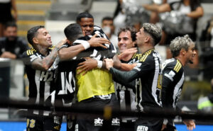 Jogadores do Atltico comemoram gol de Jnior Santos contra o Internacional, na Arena MRV (foto: Alexandre Guzanshe/EM/D.A. Press)