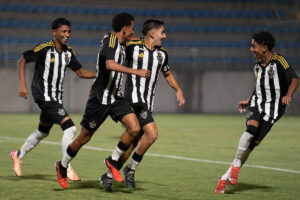 Jogadores do Atltico sub-17 comemoram gol (foto: Fabio Pinel/Atltico)