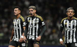 Gabriel Menino, Rubens e Gustavo Scarpa em comemorao de gol do Atltico contra o Internacional, na Arena MRV (foto: Alexandre Guzanshe/EM/D.A. Press)