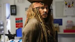 Johnny Depp surpreende crianças em hospital espanhol vestido de Jack Sparrow
