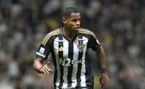 Jnior Santos em ao pelo Atltico na Arena MRV (foto: Leandro Couri/EM/D.A. Press)