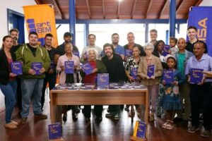 Lançamento do livro 'A gente é que sabe' em Antônio Dias revira memórias da comunidade