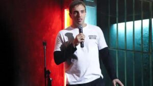 Léo Lins recebe pena de 8 anos por conteúdo preconceituoso em show