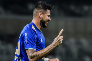 Lo Santos, ex-zagueiro do Cruzeiro, acertou com o Botafogo-PB (foto: Gustavo Aleixo/Cruzeiro)